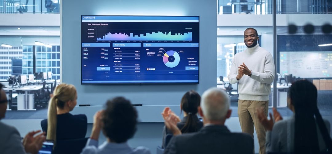 Un cadre lors d'un exercice de média training spécifique parle face à un auditoire