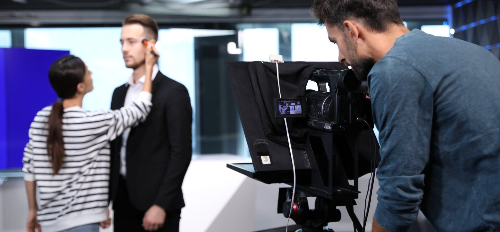 Un cadre au maquillage va débuter une formation de perfectionnement en mediatraining