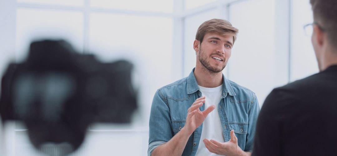 Un stagiaire assiste à une formation d'initiation au média training