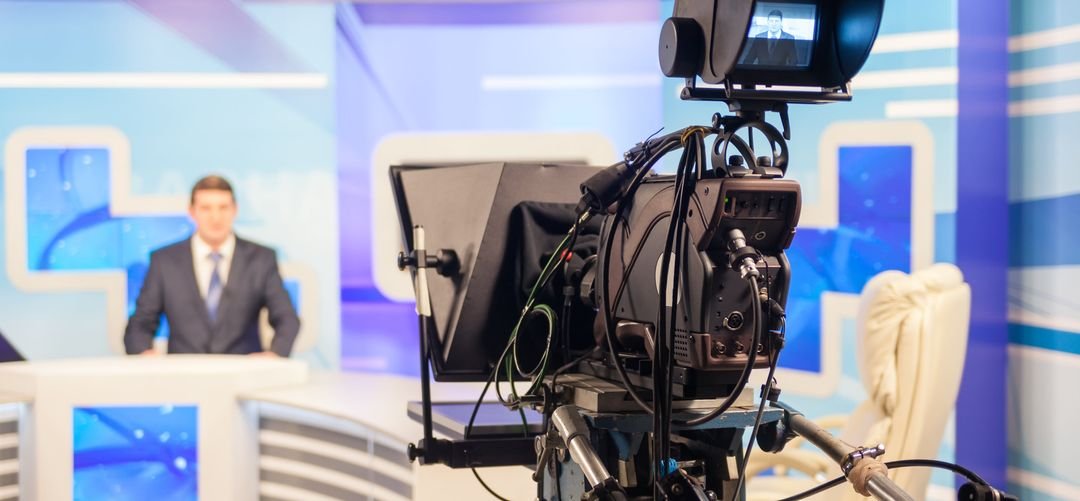 Un cadre se prépare à un média training sur un plateau télé d'une chaine d'info